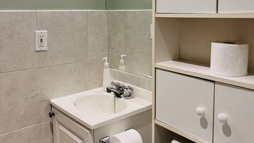 Regadera, secadora de cabello, toallas, jabón