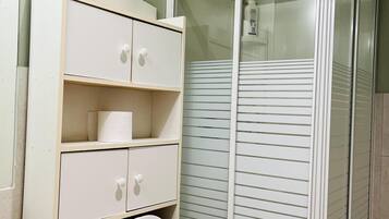 Regadera, secadora de cabello, toallas, jabón