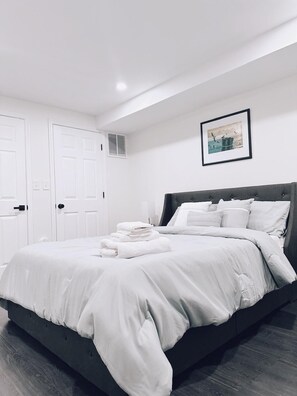 1 bedroom, desk, iron/ironing board, travel cot - Chic Retreat Near Capitol Hill with Office Space & SoulCycle Bike







 (Washington)