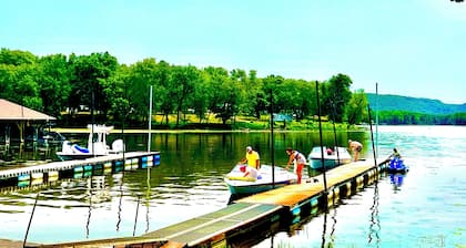 Charming River Cottage! Book your Fall trip today before the calendar fills up!