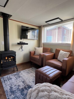 Smart TV, fireplace - Firefly Cottage! Book your Summer trip today before the calendar fills up! (Bagley)