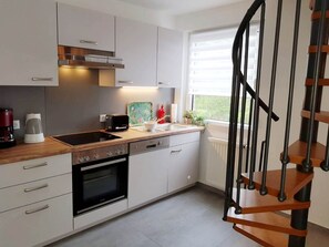 Kühlschrank, Mikrowelle, Ofen, Herdplatte