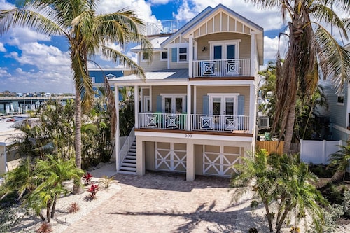 Nautical Tides: 3 Blocks to Beach! Pool Spa! Rooftop Deck by Anna Maria Life Vacation Rentals