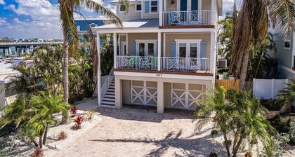 Nautical Tides: 3 Blocks to Beach! Pool Spa! Rooftop Deck by Anna Maria Life Vacation Rentals