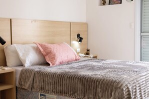 1 dormitorio, tabla de planchar con plancha, wifi y ropa de cama