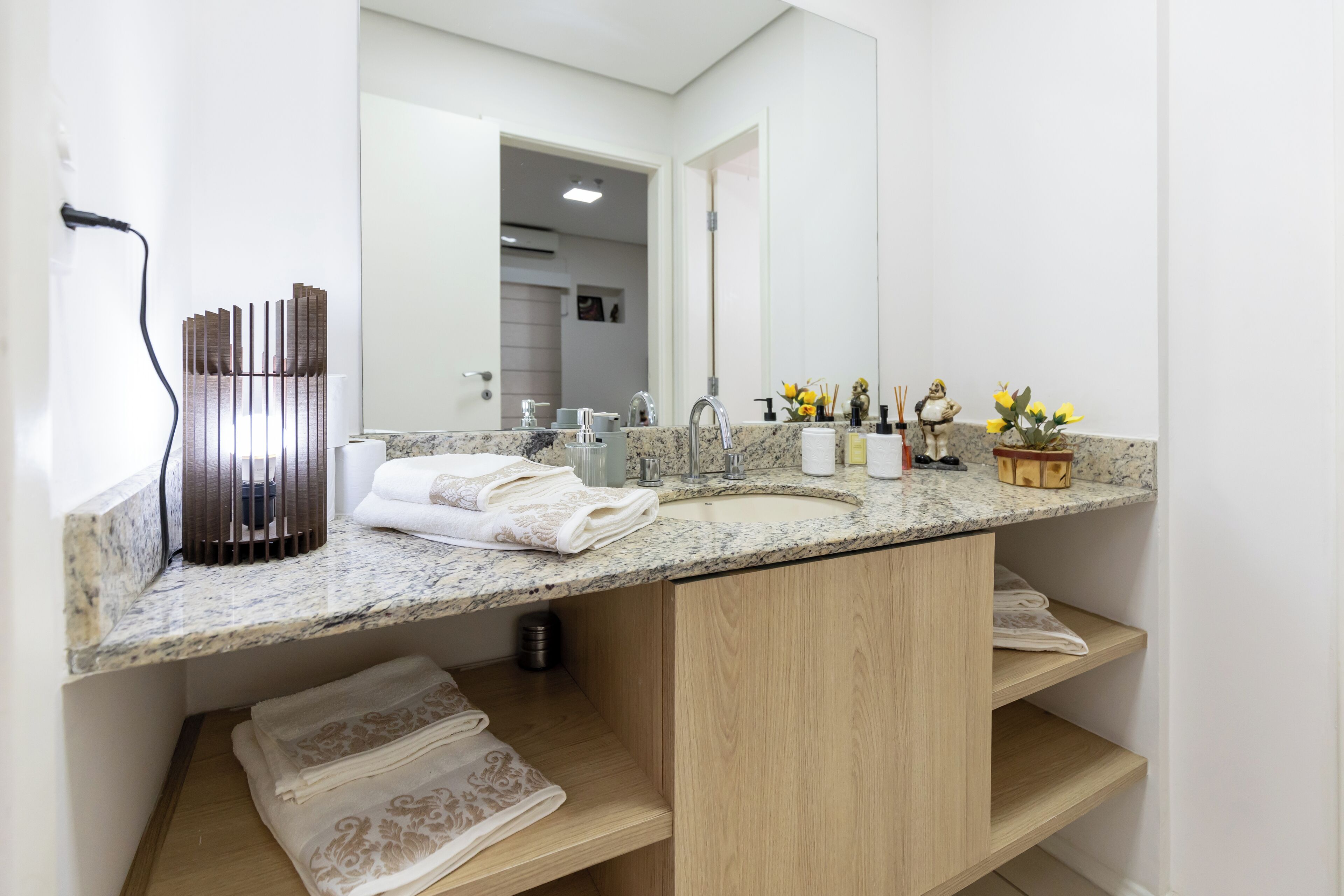 Douche, bidet, serviettes fournies, savon