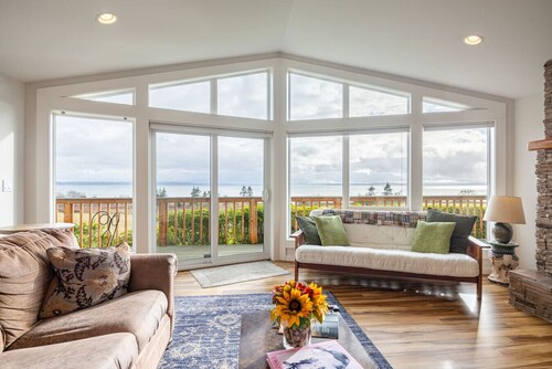 Waterfront Oasis w/ Beach Access