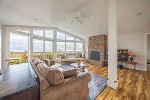 TV, fireplace