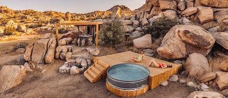 Outdoor spa tub