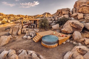 Outdoor spa tub - Lost Moon Ranch | Secluded Moroccan Escape (Pioneertown)