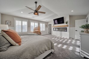 Iron/ironing board, WiFi, bed sheets - Luxury 5-bedroom house with 3 zone AC, TV’s everywhere, built to entertain. (West Jordan)
