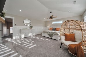 Iron/ironing board, WiFi, bed sheets - Luxury 5-bedroom house with 3 zone AC, TV’s everywhere, built to entertain. (West Jordan)