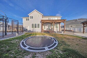 Outdoor spa tub - Luxury 5-bedroom house with 3 zone AC, TV’s everywhere, built to entertain. (West Jordan)