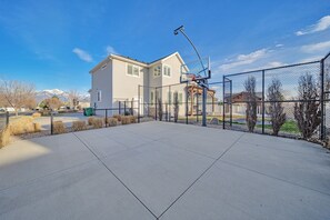 Property grounds - Luxury 5-bedroom house with 3 zone AC, TV’s everywhere, built to entertain. (West Jordan)