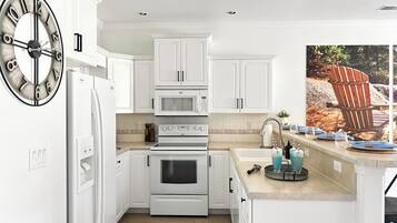 Lemari es, microwave, oven, dan kompor