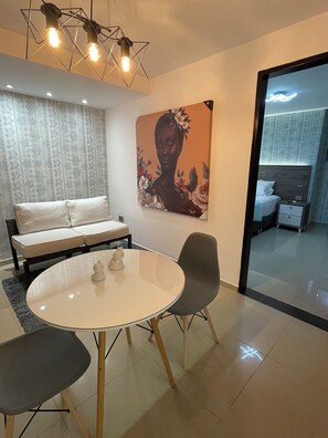 Appartement Deluxe | Coin séjour | Télévision à écran plat, Netflix, services de streaming