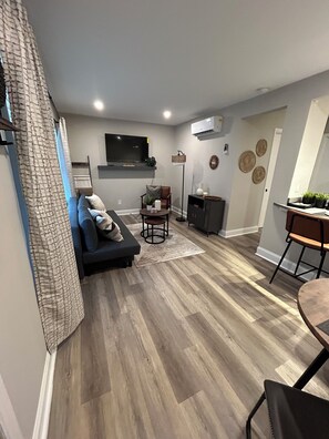 Smart TV - Chic & Cozy Plaza Midwood Gem-1 bedroom condo with A/C (Charlotte)