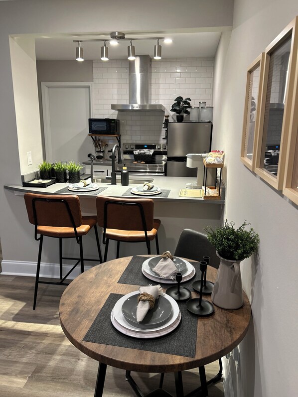 Dining - Chic & Cozy Plaza Midwood Gem-1 bedroom condo with A/C (Charlotte)