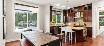 Luxury Lake Waterfront Friendly Retreat
