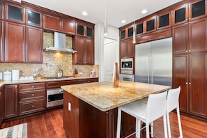 Refrigerador, microondas, horno, placa de cocina