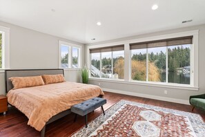 4 makuuhuonetta, työpöytä, silitysrauta/-lauta, vauvan matkasänky