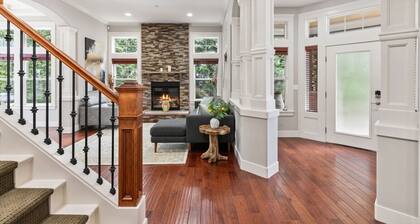 Luxury Lake Waterfront Friendly Retreat