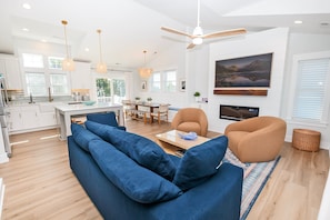 TV, fireplace - Oceanside, ELEV, Priv Pool, Comm Amenities, Dogs Welcome-BH7, O'Buoy (Corolla)