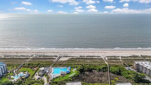 Ubicación cercana a la playa y tumbonas