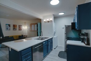 Een koelkast, een magnetron, een oven, een kookplaat