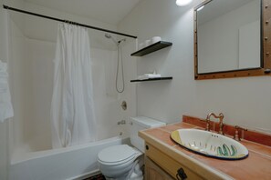 Een douche, een haardroger, handdoeken, zeep