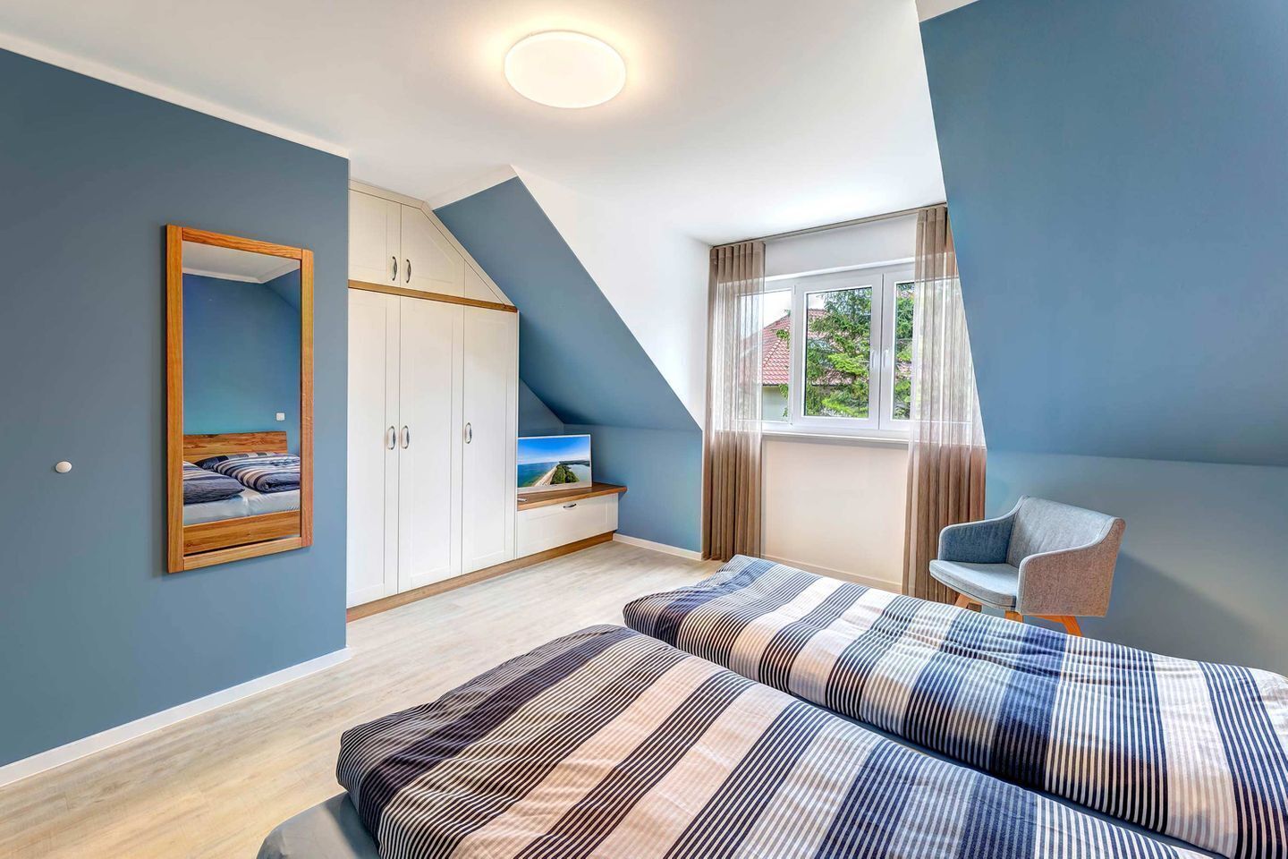 2 bedrooms, desk, WiFi