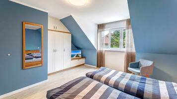 2 bedrooms, desk, WiFi