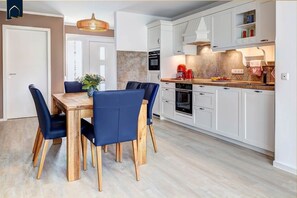 Fridge, microwave, oven, stovetop - Vacation home Am Pier 7a - Modern vacation home Am Pier 7a with garden - within walking distance (Loddin)