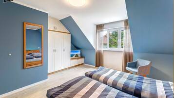 2 bedrooms, desk, WiFi