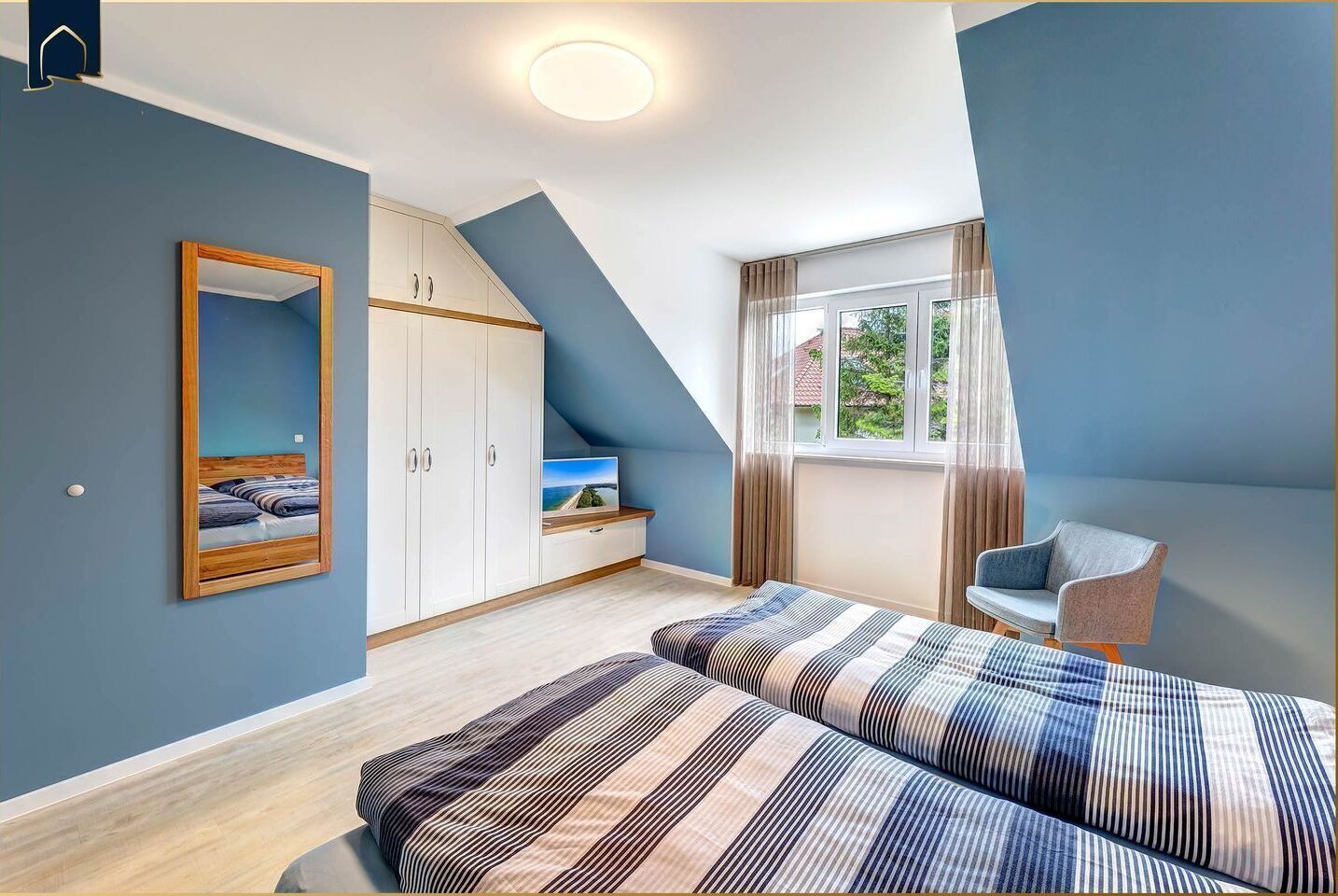 2 bedrooms, desk, WiFi