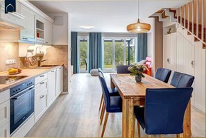 Fridge, microwave, oven, stovetop - Am Pier 7a - Modern vacation home Am Pier 7a in Loddin with terrace and (Loddin)