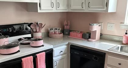 Chic Townhome at Rez, 2 Queen Beds, Smart TVs, Centrally Located, Community Pool