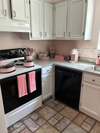 Chic Townhome at Rez, 2 Queen Beds, Smart TVs, Centrally Located, Community Pool