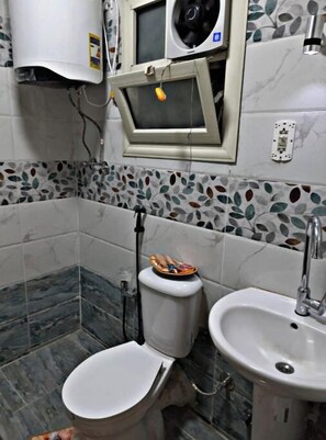 Shower, jetted bath, hair dryer, towels