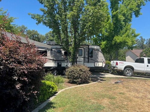 Horses and 4x4s you are set! With AC/Heat, WiFi power, water, septic!
