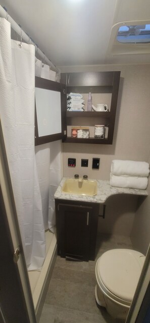 Hair dryer, towels, soap, toilet paper - Horses and 4x4s you are set! With AC/Heat, WiFi power, water, septic! (Georgetown)