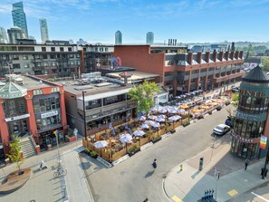 Exterior - *Double King Beds* Spacious| Cozy and Fun| Steps from Downtown (Calgary)