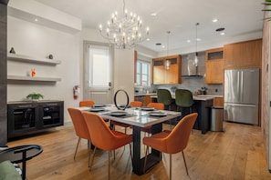 Fridge, microwave, oven, stovetop - *Double King Beds* Spacious| Cozy and Fun| Steps from Downtown (Calgary)
