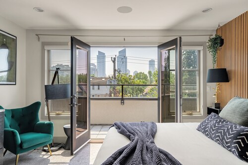 *Double King Beds* Spacious| Cozy and Fun| Steps from Downtown