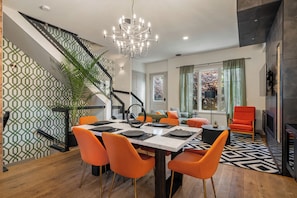 Dining - *Double King Beds* Spacious| Cozy and Fun| Steps from Downtown (Calgary)