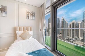 2 bedrooms, desk, iron/ironing board, WiFi