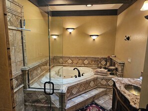 Baignoire Ă jets, sĂšche-cheveux, serviettes fournies, savon