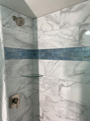 Haartrockner, Handtücher, Seife, Toilettenpapier