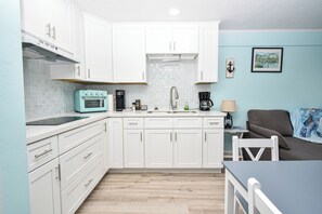 Frigorífico, microondas, horno y placa de cocina