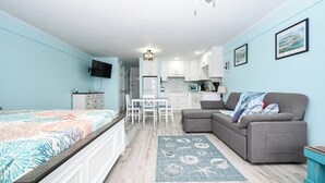 1 bedroom, iron/ironing board, WiFi, bed sheets - Mermaid Shores | Walk to Dock Street (Cedar Key)